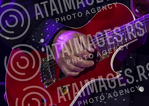 The concert of Vlatko Stefanovski and the V3 trio was held at the Tasmajdan stadium.Koncert  Vlatka Stefanovskog i V3 tria odrzan je na stadionu Tasmajdan. 