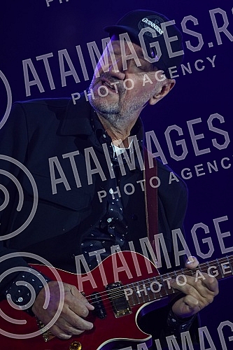 The concert of Vlatko Stefanovski and the V3 trio was held at the Tasmajdan stadium.Koncert  Vlatka Stefanovskog i V3 tria odrzan je na stadionu Tasmajdan. 