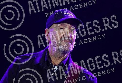 The concert of Vlatko Stefanovski and the V3 trio was held at the Tasmajdan stadium.Koncert  Vlatka Stefanovskog i V3 tria odrzan je na stadionu Tasmajdan. 