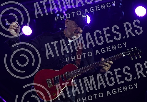 The concert of Vlatko Stefanovski and the V3 trio was held at the Tasmajdan stadium.Koncert  Vlatka Stefanovskog i V3 tria odrzan je na stadionu Tasmajdan. 