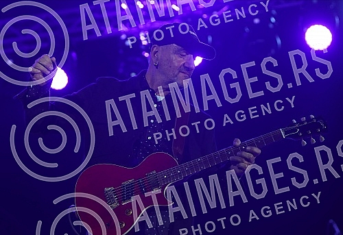 The concert of Vlatko Stefanovski and the V3 trio was held at the Tasmajdan stadium.Koncert  Vlatka Stefanovskog i V3 tria odrzan je na stadionu Tasmajdan. 