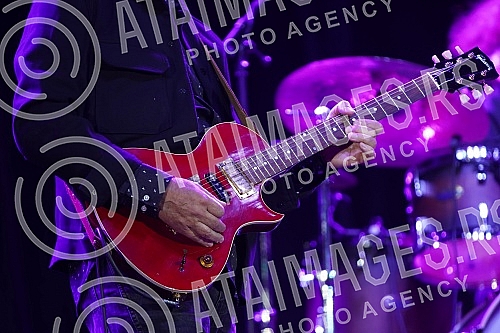 The concert of Vlatko Stefanovski and the V3 trio was held at the Tasmajdan stadium.Koncert  Vlatka Stefanovskog i V3 tria odrzan je na stadionu Tasmajdan. 