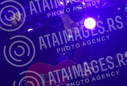 The concert of Vlatko Stefanovski and the V3 trio was held at the Tasmajdan stadium.Koncert  Vlatka Stefanovskog i V3 tria odrzan je na stadionu Tasmajdan. 