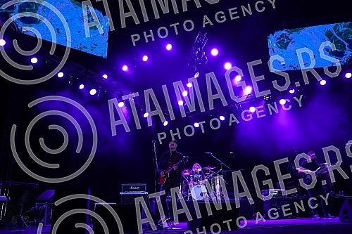 The concert of Vlatko Stefanovski and the V3 trio was held at the Tasmajdan stadium.Koncert  Vlatka Stefanovskog i V3 tria odrzan je na stadionu Tasmajdan. 
