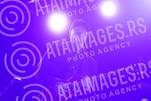 The concert of Vlatko Stefanovski and the V3 trio was held at the Tasmajdan stadium.Koncert  Vlatka Stefanovskog i V3 tria odrzan je na stadionu Tasmajdan. 