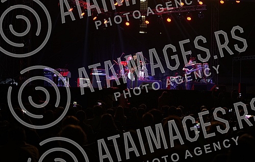 The concert of Vlatko Stefanovski and the V3 trio was held at the Tasmajdan stadium.Koncert  Vlatka Stefanovskog i V3 tria odrzan je na stadionu Tasmajdan. 