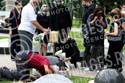 The urn of the writer Isidora Bjelica was laid today in the rosary in the Alley of Merited Citizens at the New Cemetery in Belgrade.Urna knjizevnice Isidore Bjelice polozena je danas u rozarijumu u Aleji zasluznih gradjana na Novom groblju u Beogra