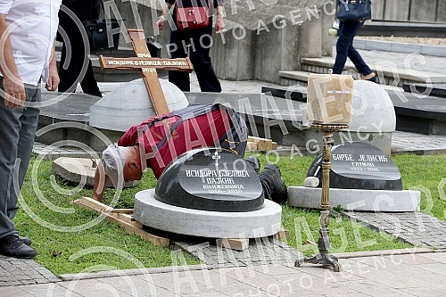 The urn of the writer Isidora Bjelica was laid today in the rosary in the Alley of Merited Citizens at the New Cemetery in Belgrade.Urna knjizevnice Isidore Bjelice polozena je danas u rozarijumu u Aleji zasluznih gradjana na Novom groblju u Beogra
