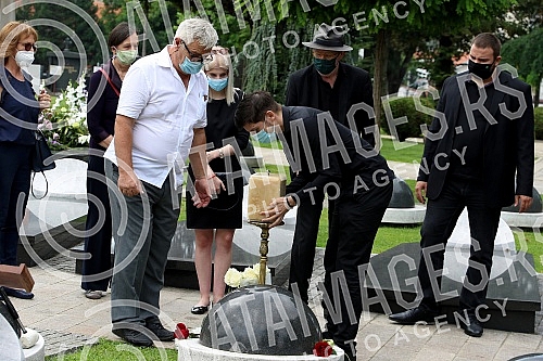 The urn of the writer Isidora Bjelica was laid today in the rosary in the Alley of Merited Citizens at the New Cemetery in Belgrade.Urna knjizevnice Isidore Bjelice polozena je danas u rozarijumu u Aleji zasluznih gradjana na Novom groblju u Beogra