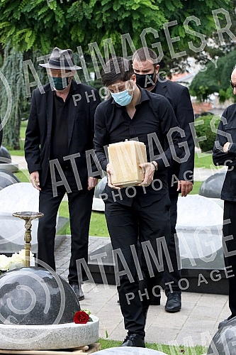 The urn of the writer Isidora Bjelica was laid today in the rosary in the Alley of Merited Citizens at the New Cemetery in Belgrade.Urna knjizevnice Isidore Bjelice polozena je danas u rozarijumu u Aleji zasluznih gradjana na Novom groblju u Beogra