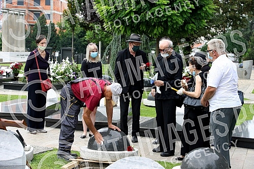 The urn of the writer Isidora Bjelica was laid today in the rosary in the Alley of Merited Citizens at the New Cemetery in Belgrade.Urna knjizevnice Isidore Bjelice polozena je danas u rozarijumu u Aleji zasluznih gradjana na Novom groblju u Beogra