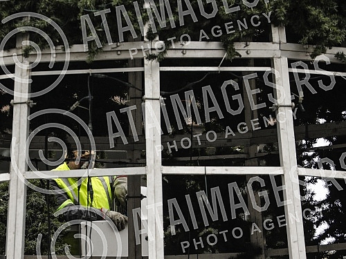 Installation of a New Year's tree in Knez Mihailova street, in the immediate vicinity of Republic Square.Postavljanje novogodisnje jelke u Knez Mihailovoj ulici, u neposrednoj blizini Trga Republike