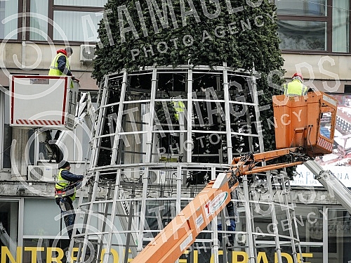 Installation of a New Year's tree in Knez Mihailova street, in the immediate vicinity of Republic Square.Postavljanje novogodisnje jelke u Knez Mihailovoj ulici, u neposrednoj blizini Trga Republike