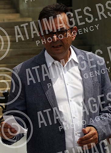 On the plateau in front of the National Assembly, a press conference of the Movement for Reversal 