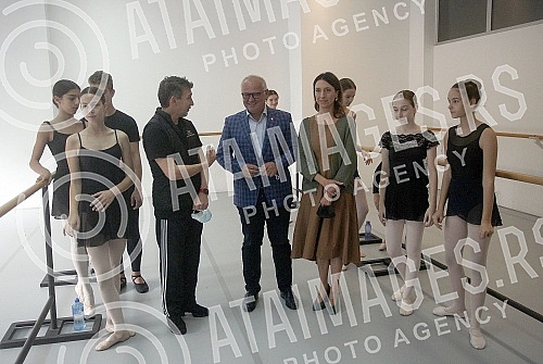 Argentine ballet player Julio Boca held a public lesson at the National Foundation for Dance. Argentinski igrac Hulio Boka odrzao je javni cas u Nacionalnoj fondaciji za umetnicku igru.