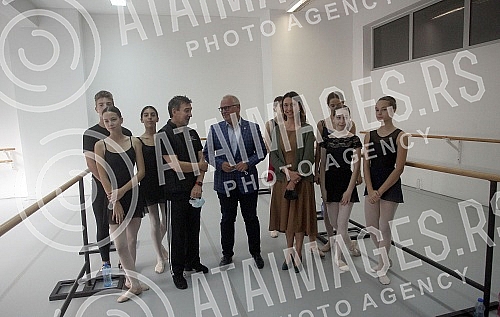 Argentine ballet player Julio Boca held a public lesson at the National Foundation for Dance. Argentinski igrac Hulio Boka odrzao je javni cas u Nacionalnoj fondaciji za umetnicku igru.