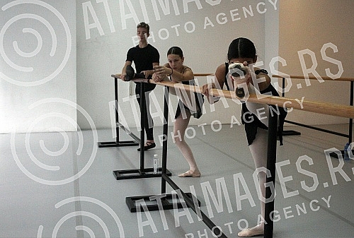 Argentine ballet player Julio Boca held a public lesson at the National Foundation for Dance. Argentinski igrac Hulio Boka odrzao je javni cas u Nacionalnoj fondaciji za umetnicku igru.