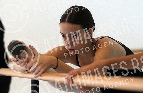 Argentine ballet player Julio Boca held a public lesson at the National Foundation for Dance. Argentinski igrac Hulio Boka odrzao je javni cas u Nacionalnoj fondaciji za umetnicku igru.