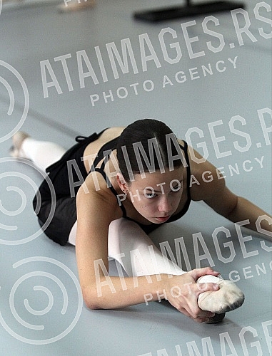 Argentine ballet player Julio Boca held a public lesson at the National Foundation for Dance. Argentinski igrac Hulio Boka odrzao je javni cas u Nacionalnoj fondaciji za umetnicku igru.