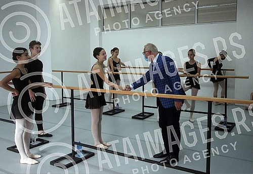 Argentine ballet player Julio Boca held a public lesson at the National Foundation for Dance. Argentinski igrac Hulio Boka odrzao je javni cas u Nacionalnoj fondaciji za umetnicku igru.