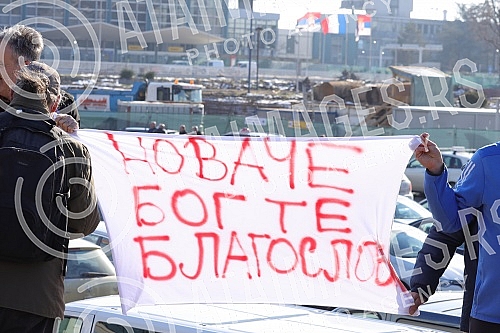 Numerous journalist teams and fans were waiting for Novak Djokovic at the Nikola Tesla Airport, who arrived from Belgrade to Belgrade at around 12:20, after the abolition of visas for Australia.Mnogobrojne novinarske ekipe i fanovi su na aerodromu 