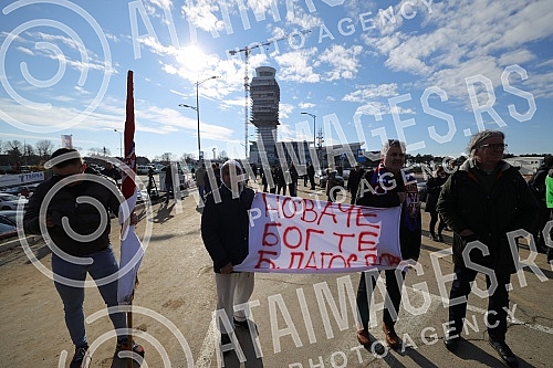 Numerous journalist teams and fans were waiting for Novak Djokovic at the Nikola Tesla Airport, who arrived from Belgrade to Belgrade at around 12:20, after the abolition of visas for Australia.Mnogobrojne novinarske ekipe i fanovi su na aerodromu 