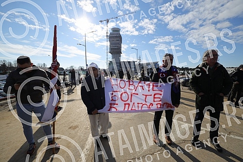 Numerous journalist teams and fans were waiting for Novak Djokovic at the Nikola Tesla Airport, who arrived from Belgrade to Belgrade at around 12:20, after the abolition of visas for Australia.Mnogobrojne novinarske ekipe i fanovi su na aerodromu 