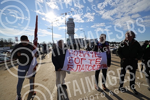 Numerous journalist teams and fans were waiting for Novak Djokovic at the Nikola Tesla Airport, who arrived from Belgrade to Belgrade at around 12:20, after the abolition of visas for Australia.Mnogobrojne novinarske ekipe i fanovi su na aerodromu 