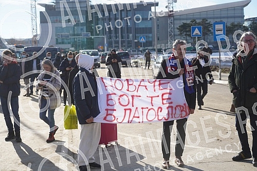 Numerous journalist teams and fans were waiting for Novak Djokovic at the Nikola Tesla Airport, who arrived from Belgrade to Belgrade at around 12:20, after the abolition of visas for Australia.Mnogobrojne novinarske ekipe i fanovi su na aerodromu 