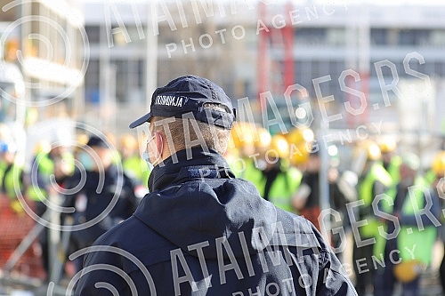 Numerous journalist teams and fans were waiting for Novak Djokovic at the Nikola Tesla Airport, who arrived from Belgrade to Belgrade at around 12:20, after the abolition of visas for Australia.Mnogobrojne novinarske ekipe i fanovi su na aerodromu 