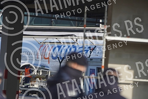 Numerous journalist teams and fans were waiting for Novak Djokovic at the Nikola Tesla Airport, who arrived from Belgrade to Belgrade at around 12:20, after the abolition of visas for Australia.Mnogobrojne novinarske ekipe i fanovi su na aerodromu 