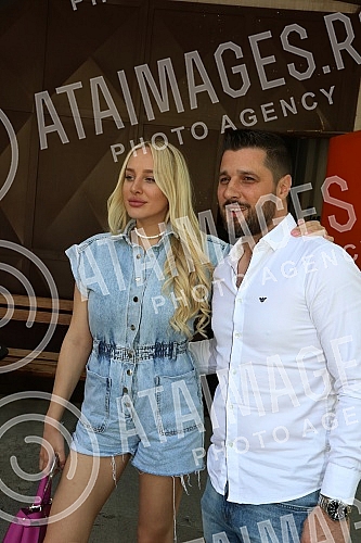 Luna Djogani and Marko Miljkovic were guests in the show Grand Magazin on Grand Television.Luna Djogani i Marko Miljkovic su gostovali u emisiji Grand magazin na Grand televiziji.