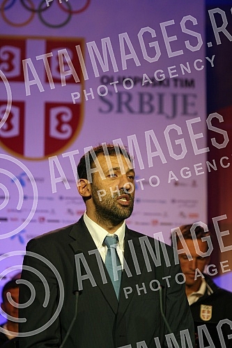 The ceremony at the Hyatt Hotel, at which President of the Olympic Committee of Serbia Vlade Divac signed an official invitation to participate in the London Games. Svecanost u hotelu 