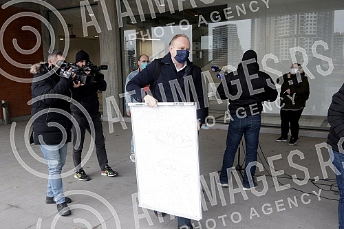 After three hearings of three lawsuits for texts published by Informer, the president of the Party of Freedom and Justice, Dragan Djilas, held a press conference in front of the Palace of Justice.Posle tri saslusanja po tri tuzbe za tekstove koje j