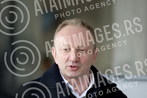 After three hearings of three lawsuits for texts published by Informer, the president of the Party of Freedom and Justice, Dragan Djilas, held a press conference in front of the Palace of Justice.Posle tri saslusanja po tri tuzbe za tekstove koje j