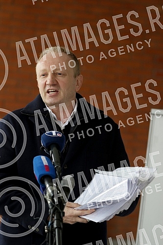 After three hearings of three lawsuits for texts published by Informer, the president of the Party of Freedom and Justice, Dragan Djilas, held a press conference in front of the Palace of Justice.Posle tri saslusanja po tri tuzbe za tekstove koje j