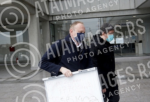 After three hearings of three lawsuits for texts published by Informer, the president of the Party of Freedom and Justice, Dragan Djilas, held a press conference in front of the Palace of Justice.Posle tri saslusanja po tri tuzbe za tekstove koje j