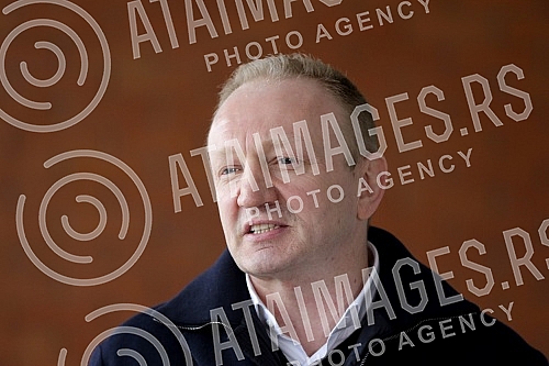 After three hearings of three lawsuits for texts published by Informer, the president of the Party of Freedom and Justice, Dragan Djilas, held a press conference in front of the Palace of Justice.Posle tri saslusanja po tri tuzbe za tekstove koje j