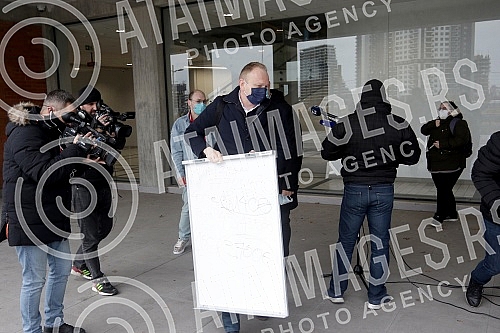 After three hearings of three lawsuits for texts published by Informer, the president of the Party of Freedom and Justice, Dragan Djilas, held a press conference in front of the Palace of Justice.Posle tri saslusanja po tri tuzbe za tekstove koje j