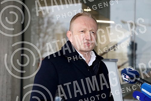 After three hearings of three lawsuits for texts published by Informer, the president of the Party of Freedom and Justice, Dragan Djilas, held a press conference in front of the Palace of Justice.Posle tri saslusanja po tri tuzbe za tekstove koje j