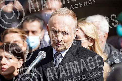 The President of the Party of freedom and justice, Dragan Djlas, held a press conference in front of the First basic public prosecutor's office.Predsednik Stranke slobode i pravde Dragan Djlas odrzao je konferenciju za novinare ispred Prvog osnovno