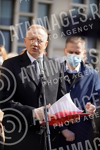 The President of the Party of freedom and justice, Dragan Djlas, held a press conference in front of the First basic public prosecutor's office.Predsednik Stranke slobode i pravde Dragan Djlas odrzao je konferenciju za novinare ispred Prvog osnovno