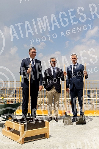 The President of Serbia, Aleksandar Vucic, and Mohamed Alabar, the President of Eagle Hills, attended the ceremony marking the completion of works on the construction of the Belgrade Tower. Predsednik Srbije Aleksandar Vucic i Mohamed Alabar, preds