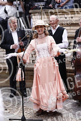 The Tourist Organization of Belgrade and the Association of Skadarlija Lovers have opened the tourist season in Skadarlija on the Plateau near the Skadarlija Fountain.Turisticka organizacija Beograda i Udruzenje ljubitelja Skadarlije su na Plato ko