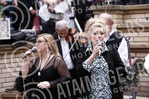 The Tourist Organization of Belgrade and the Association of Skadarlija Lovers have opened the tourist season in Skadarlija on the Plateau near the Skadarlija Fountain.Turisticka organizacija Beograda i Udruzenje ljubitelja Skadarlije su na Plato ko