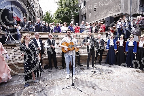 The Tourist Organization of Belgrade and the Association of Skadarlija Lovers have opened the tourist season in Skadarlija on the Plateau near the Skadarlija Fountain.Turisticka organizacija Beograda i Udruzenje ljubitelja Skadarlije su na Plato ko
