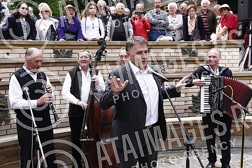 The Tourist Organization of Belgrade and the Association of Skadarlija Lovers have opened the tourist season in Skadarlija on the Plateau near the Skadarlija Fountain.Turisticka organizacija Beograda i Udruzenje ljubitelja Skadarlije su na Plato ko