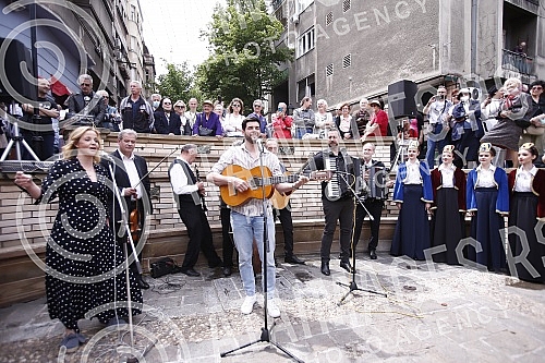The Tourist Organization of Belgrade and the Association of Skadarlija Lovers have opened the tourist season in Skadarlija on the Plateau near the Skadarlija Fountain.Turisticka organizacija Beograda i Udruzenje ljubitelja Skadarlije su na Plato ko