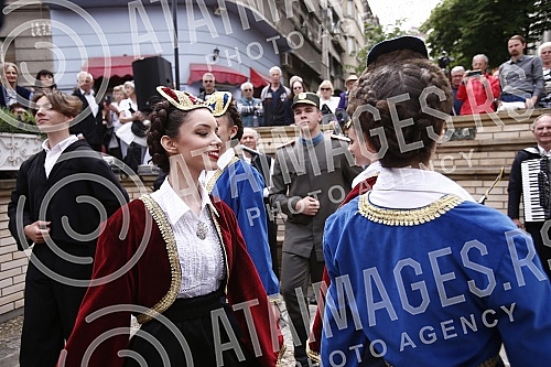 The Tourist Organization of Belgrade and the Association of Skadarlija Lovers have opened the tourist season in Skadarlija on the Plateau near the Skadarlija Fountain.Turisticka organizacija Beograda i Udruzenje ljubitelja Skadarlije su na Plato ko