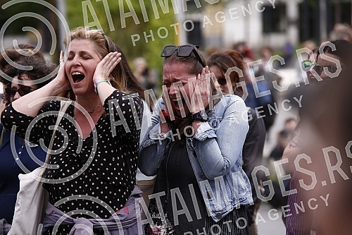 The collective performance Burn / Out was performed at 3 pm, at three different locations in Belgrade - near the monument to Stefan Nemanja, in front of the plateau of the Assembly and in front of the Faculty of Fine Arts.Kolektivni performans Burn